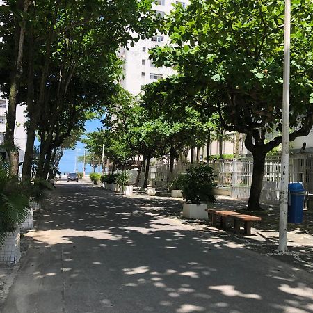 Apto Aconchegante: Beachfront Comfort with BBQ & Daily Cleaning Guaruja Exterior photo